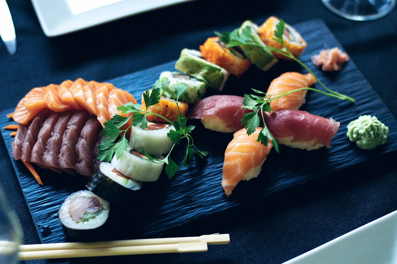 sushi, salmon, japanese-2455981.jpg